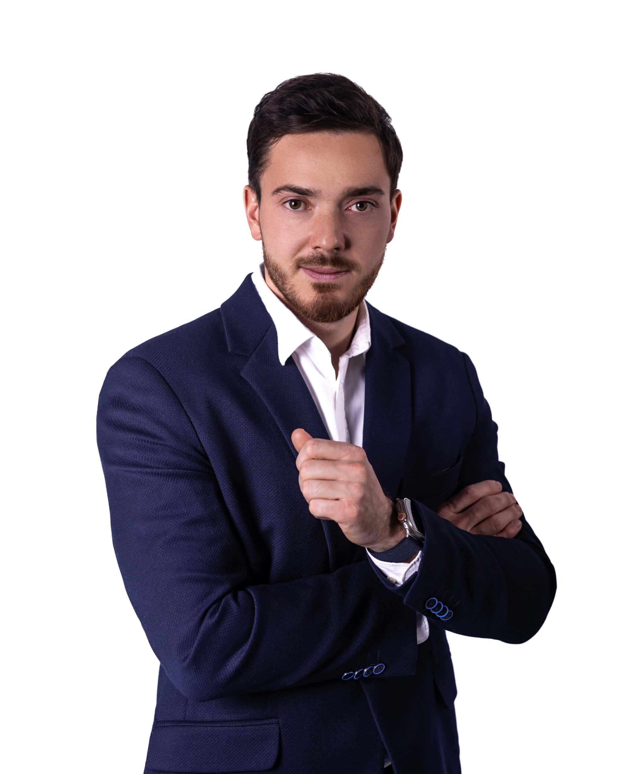 Muž v obleku a okuliaroch, portrét, profesionálny vzhľad.